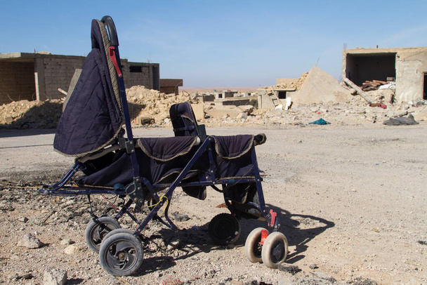 戦いの後赤ちゃんのベビーカーを捨て、シリア - 写真・画像