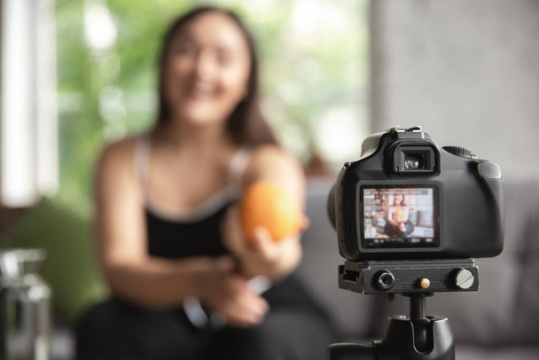 Mujer blogger caucásica hacer vlog cómo dieta y pérdida de peso. Estilo de vida, mujeres influenciadoras, concepto saludable
. - Foto, Imagen