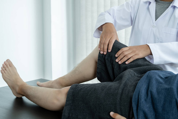 Male patients consulted physiotherapists with knee pain problems for examination and treatment. Rehabilitation physiotherapy concept. - Φωτογραφία, εικόνα