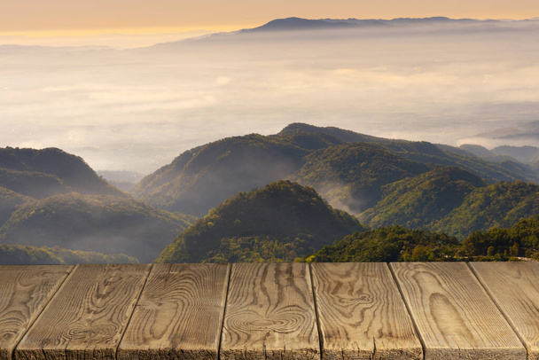 Пустой деревянный стол с горами и туманом на заднем плане
. - Фото, изображение