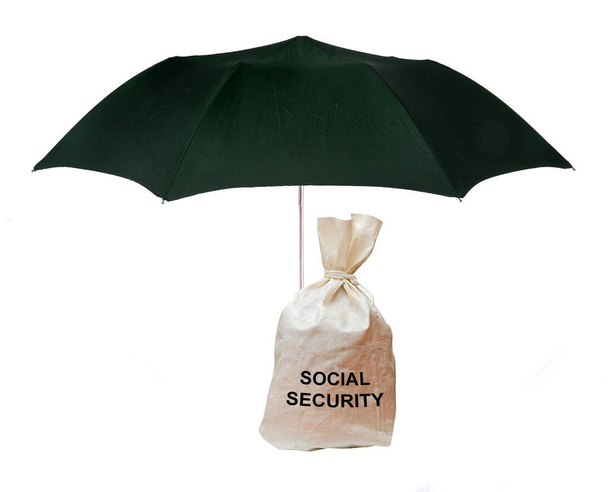 Tas met sociale zekerheid onder paraplu - Foto, afbeelding