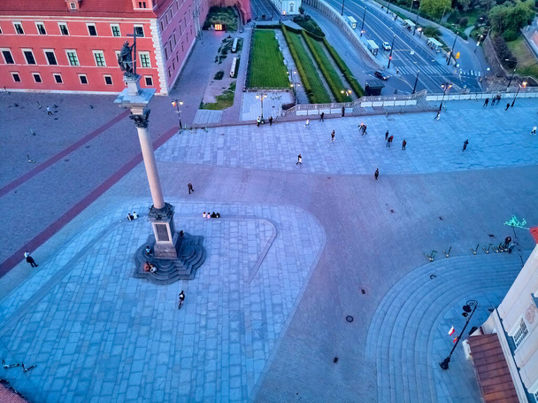 Prachtig panoramisch uitzicht vanuit de drone op Warschau Oude stad (Stare Miasto) - de oudste wijk van Warschau (13e eeuw), Koninklijk kasteel, plein en de zuil van Sigismund III Vasa bij zonsondergang, Polen - Foto, afbeelding