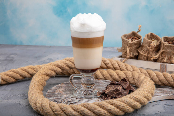 Café latte en verre avec chocolat. Tasse de café Latte
 - Photo, image