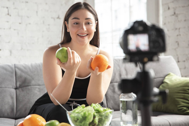 Caucasian blogger woman make vlog how to diet and lost weight. Lifestyle, influencer women, healthy concept. - Foto, Bild