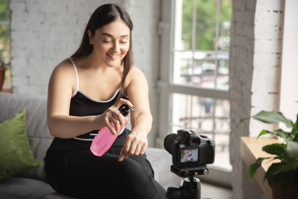 Kafkasyalı blogcu kadın vlog 'a nasıl pozitif olunacağını ve güzellik tedavisini öğretiyor. Yaşam tarzı, etkin kadınlar, sağlıklı konsept.. - Fotoğraf, Görsel