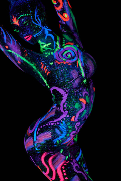 Sztuka kobieta ciało sztuka na ciele taniec w ultrafioletowym świetle. Jasne abstrakcyjne rysunki na neonowym kolorze ciała dziewczyny. Kobieta mody i sztuki - Zdjęcie, obraz