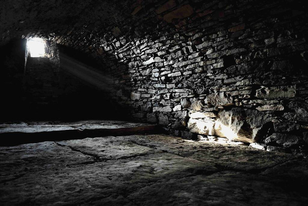 Subterrâneo assustador, velho porão do castelo
 - Foto, Imagem