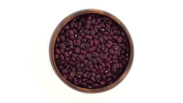čerstvé červené fazole v kulaté dřevěné míse - Záběry, video