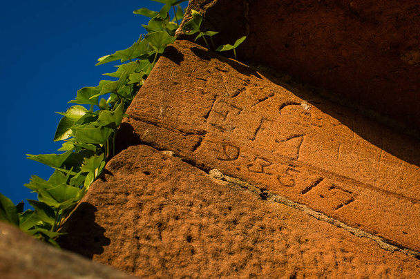 επιγραφή σε τούβλα σε ιστορικά ερείπια - Φωτογραφία, εικόνα