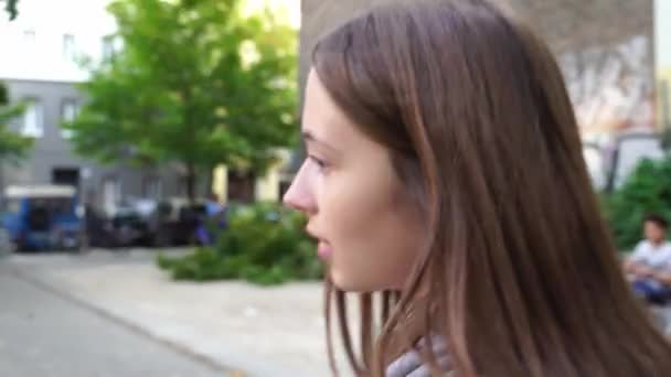 Suivre une jolie adolescente marchant - Séquence, vidéo