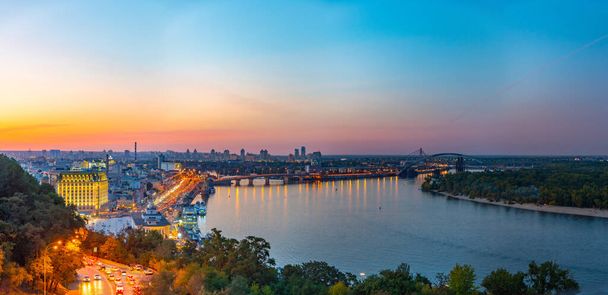 KYIV, UKRAINE, AUGUST 28, 2019: Night aerial view of Dnieper riverside in Kyiv, Ukrain - Фото, зображення