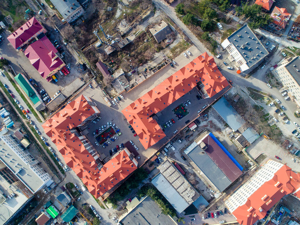 Complexo residencial de três edifícios de vários andares com telhados vermelhos. A vista de cima
. - Foto, Imagem