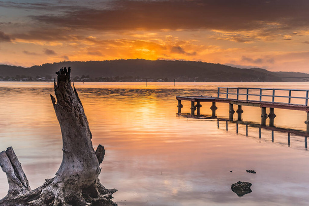 Capturing the sunrise from Woy Woy Waterfront on the Central Coast, NSW, Australia. - Foto, Imagen