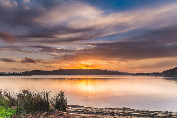Aufnahme des Sonnenaufgangs vom Woy Woy Waterfront an der Central Coast, NSW, Australien. - Foto, Bild