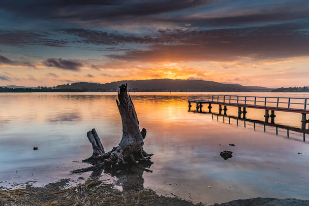 Capturing the sunrise from Woy Woy Waterfront on the Central Coast, NSW, Australia. - Foto, imagen