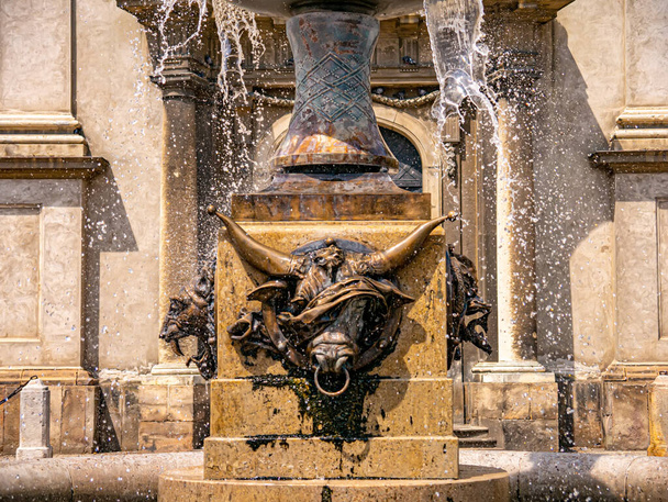 Fontaine sur l'église Saint Stephen Szent Istvan Vertanu templom à Papa, Hongrie par une journée ensoleillée
. - Photo, image