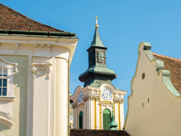 Blick auf eine historische Kirche in Szekesfehervar, Ungarn an einem bewölkten Tag. - Foto, Bild