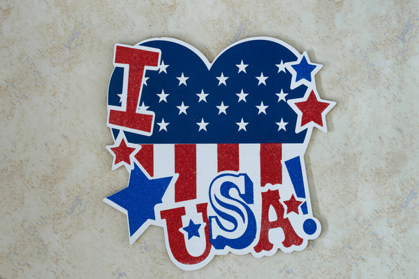 Εορτάζοντας την Ημέρα Ανεξαρτησίας 4 Ιουλίου, Ημέρα Προέδρου, Μνήμης, Εργασίας και Βετεράνων, Μεγάλη Αμερική. Αγαπώ ΗΠΑ υπογράψει στα χρώματα της σημαίας των Ηνωμένων Πολιτειών. - Φωτογραφία, εικόνα