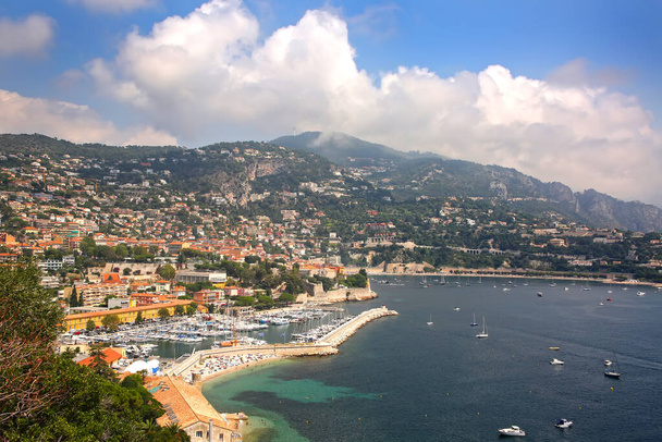 地中海の海岸線にあるVillefranche sur Merのフランスの川沿いの町の美しい景色、マリーナ、観光リゾート、フランス.  - 写真・画像