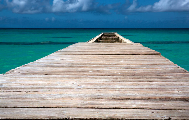 Pohled z mola a krásného karibského moře s modrou oblohou. - Fotografie, Obrázek