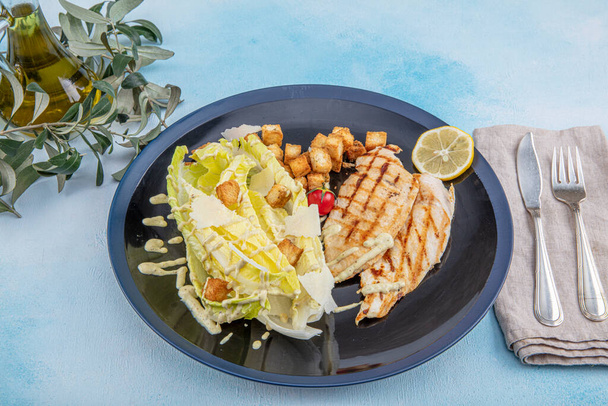 Gesunder gegrillter Chicken Caesar Salat mit Käse und Croutons - Foto, Bild