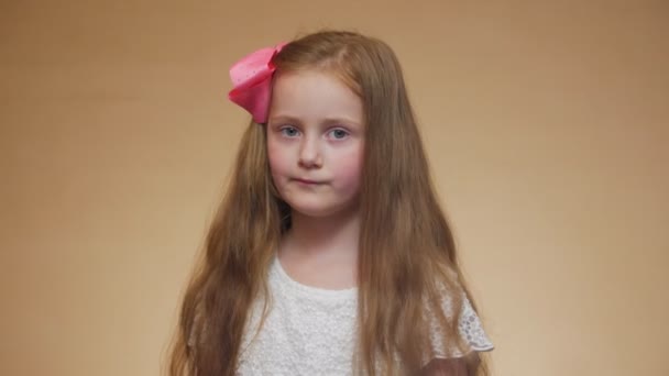 Portret van serieus klein meisje - Video