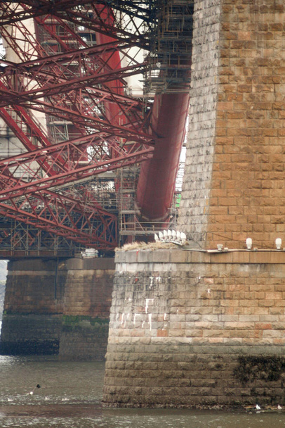 Edinburghissa, Skotlannissa. Maalaus-, huolto- ja korjaustyöt Forth Rail Bridgellä, nähtynä South Queensferrystä - Valokuva, kuva