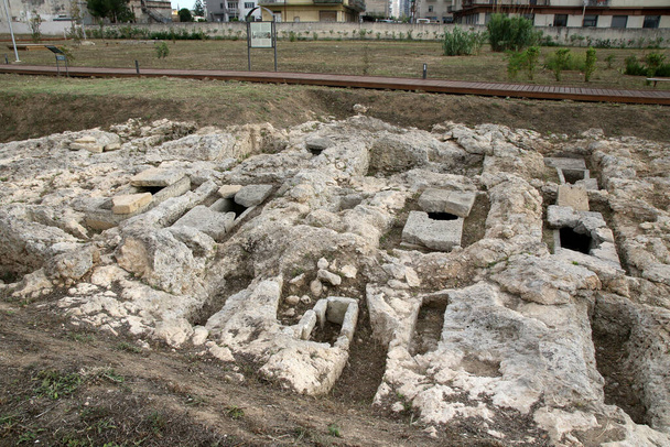 Kr. e. 4. század ötödik és korai évtizedeinek sírjai a collepasso-i régészeti parkban Taranto-ban, Puglia, Olaszország - Fotó, kép