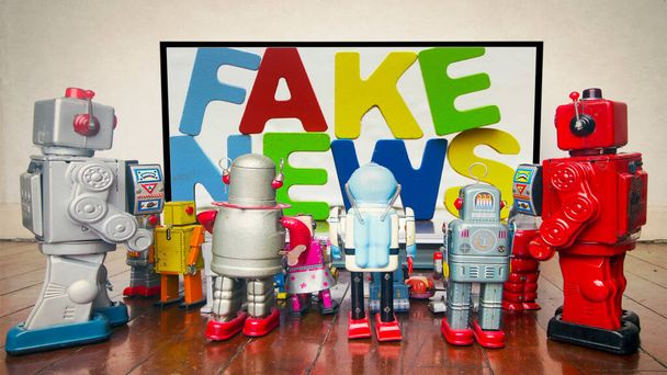偽のニュースを見ているレトロロボット  - 写真・画像