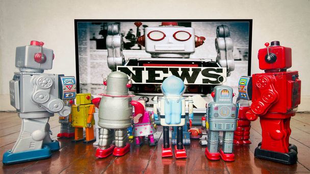 偽のニュースを見ているレトロロボット  - 写真・画像