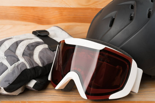 Сноуборд або лижне зимове спортивне захисне спорядження - шолом, теплі рукавички та окуляри
. - Фото, зображення