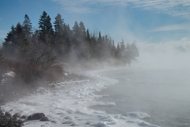 Giornata nebbiosa sulla riva del lago superiore Grand Marrias Minnesota. Paesaggio orizzontale - Foto, immagini
