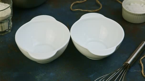 vista superior closeup pequeno em duas pequenas tigelas brancas vazias stand na mesa da cozinha
 - Filmagem, Vídeo