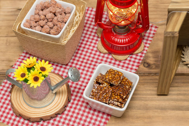 Table de fête brésilienne de juin décorée de délicieux bonbons typiques
. - Photo, image