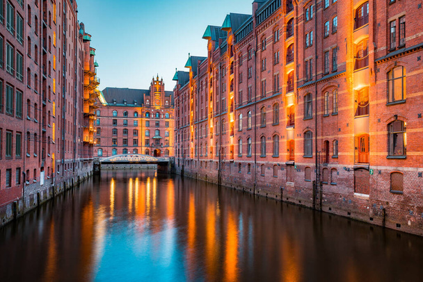 Класичний вид знаменитого складу Speicherstadt району, Всесвітньої спадщини ЮНЕСКО з 2015 року, висвітлюється в красивому пост захід сонця сутінки в сутінках, Гамбург, Німеччина - Фото, зображення