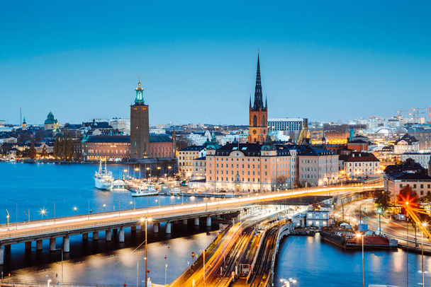 panoramablick auf stockholms stadtzentrum mit berühmten riddarholmen in gamla stan in der schönen dämmerung, sodermalm, central stockholm, schweden - Foto, Bild