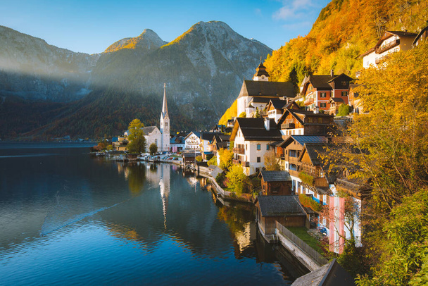 Malowniczo-pocztówkowy widok na słynną górską wioskę Hallstatt z Hallstatter Zobacz w austriackich Alpach w pięknym złotym porannym świetle jesienią, region Salzkammergut, Austria - Zdjęcie, obraz