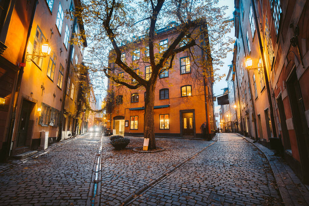 charmante stockholmer straßenszene mit alten bunten häusern in schönem goldenem abendlicht bei untergang in gamla stan altstadtviertel, schweden - Foto, Bild