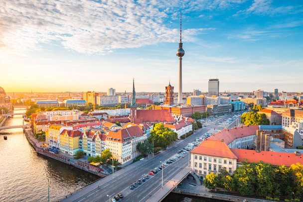 Klassiek uitzicht op de skyline van Berlijn met beroemde tv-toren en Spree in prachtig gouden avondlicht bij zonsondergang, centraal Berlijn Mitte, Duitsland - Foto, afbeelding
