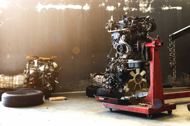 Motorreparatur in der Garage mit Softfokus und Überlicht im Hintergrund - Foto, Bild