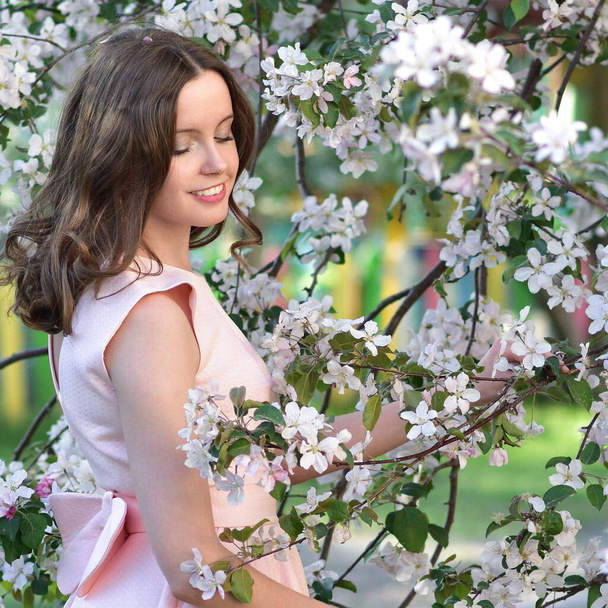 Girl in pink dress  with apple tree flowers - Foto, Imagem