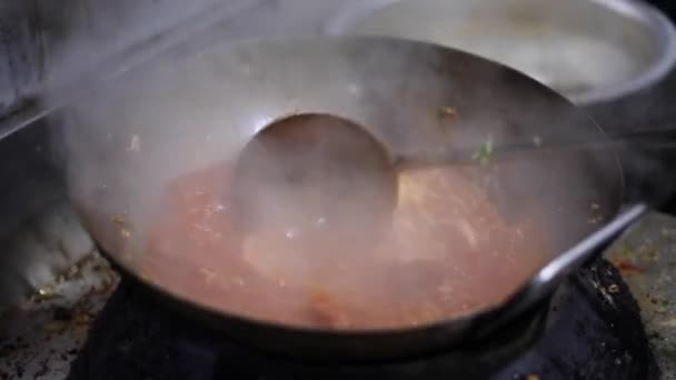 Μαγειρεύοντας κόκκινη σάλτσα τσάτνεϊ σε ένα ινδικό τηγάνι - Kadhai για θιβετιανά momos και ζυμαρικά. Ψήσιμο και τηγάνισμα κρεμμυδιού με αλάτι και άλλα μπαχαρικά. - Πλάνα, βίντεο