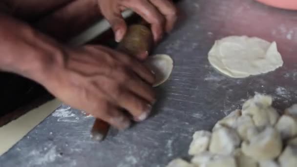 Amassar massa de pão indiano para momos ou samosa usando um belan
. - Filmagem, Vídeo
