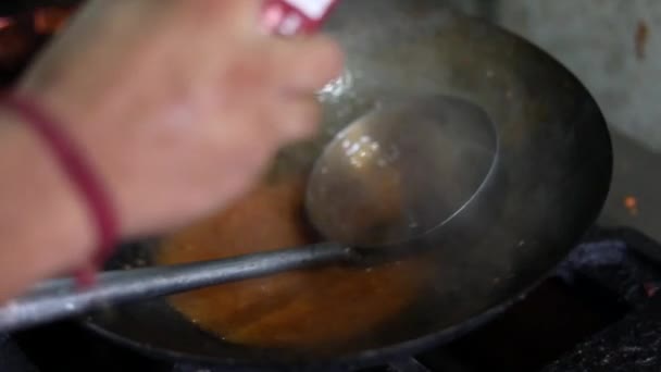 Rode chutney jus koken in een Indiase pan - Kadhai voor Tibetaanse moeders en knoedels. Roosteren en braden van uien met zout en andere kruiden. - Video