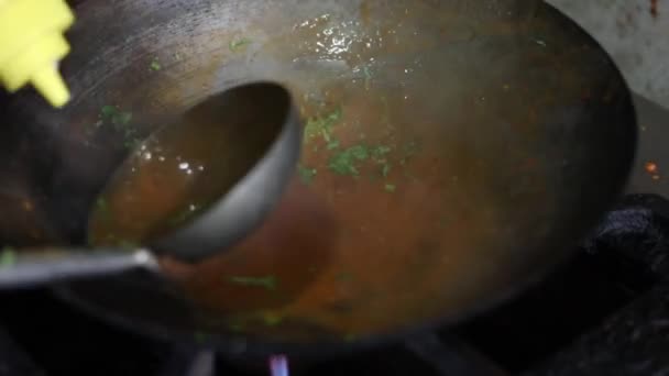 Cocinar salsa de chutney rojo en una sartén india - Kadhai para momos tibetanos y albóndigas. Asar y freír cebolla con sal y otras especias
. - Metraje, vídeo
