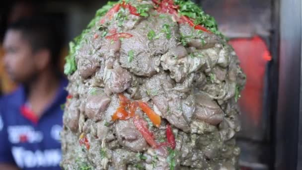 Csirkét vágni egy forgó shawarma gépből az utcai étteremben. Felakasztott barbecue. - Felvétel, videó