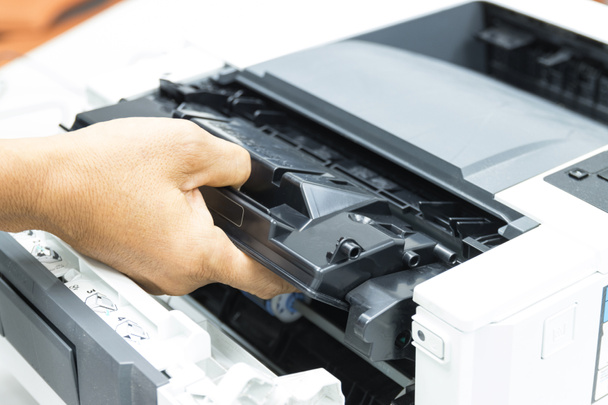 Técnicos substituindo toner no conceito de impressora a laser reparação de materiais de escritório - Foto, Imagem