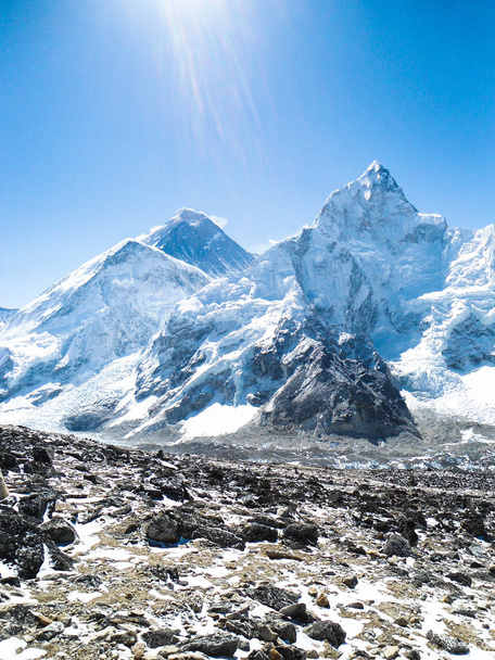 Lenyűgöző kilátás a Mount Everestre a Kalla Pattar csúcsról. A világ legmagasabb hegye. - Fotó, kép