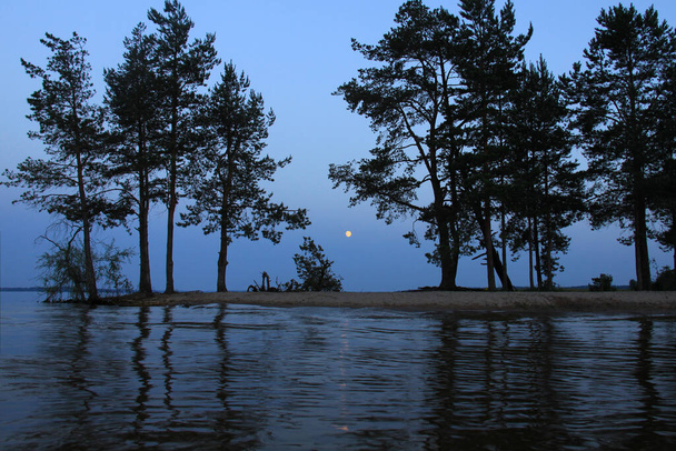 Λυκόφως Moony στη λίμνη Seliger - Φωτογραφία, εικόνα