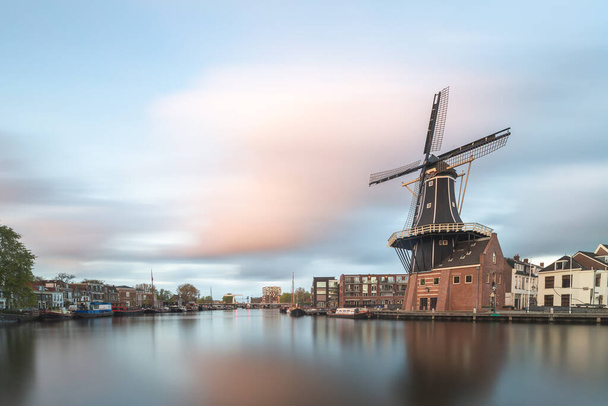 Molino de viento y río Spaarne, Haarlem, Países Bajos
 - Foto, imagen